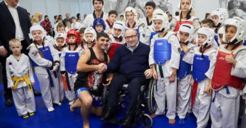 Геннадий Кернес открыл детский клуб на Алексеевке