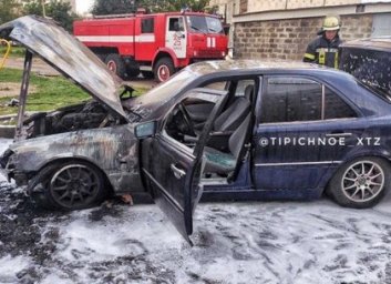 На Рогани из-за короткого замыкания ночью загорелся Mercedes