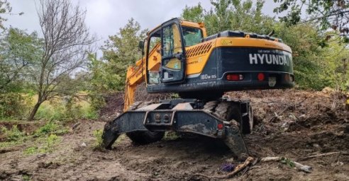  В поселке Пятихатки восстанавливают разрушенные обстрелами водоводы 