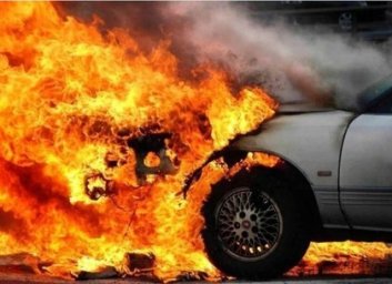 Во дворе пятиэтажки выгорел припаркованный на ночь автомобиль (ОБНОВЛЕНО)