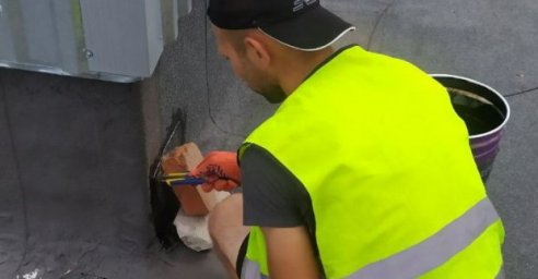 В районах города продолжают ликвидировать последствия обстрелов