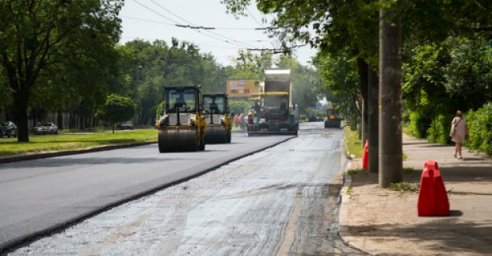 На бульваре Богдана Хмельницкого укладывают новый асфальт