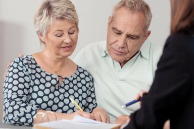 Пенсию людям, которым невозможно доставить ее по месту жительства, переведут на счета в "Ощадбанке"