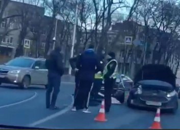 ДТП в центре: проспект стал тесен для двух легковушек (ВИДЕО)