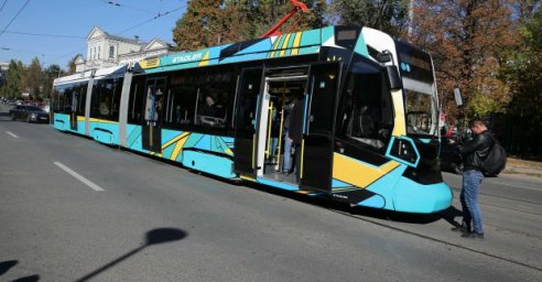 На городские маршруты выходит швейцарский трамвай