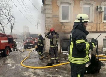 Подробности пожара на Холодной горе: выгорела квартра на первом этаже (ФОТО)