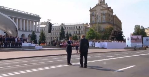 Игорь Терехов поздравляет учителя Илью Гельфгата с присвоением звания Героя Украины