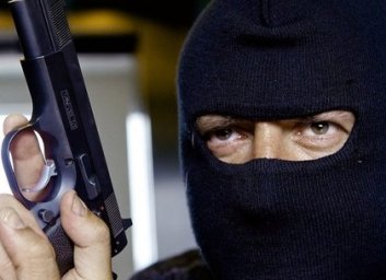 Полицейские разыскивают злоумышленников, совершивших ночное разбойное нападение на студентку в ближн