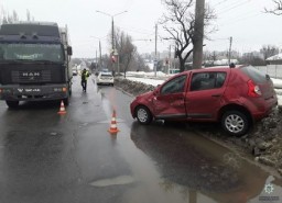 На Салтовке фура столкнулась с легковушкой