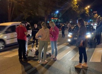 Сбита девушка на пешеходном переходе - видео момента аварии (ФОТО, ВИДЕО)