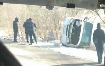 ДТП с вылетом: на обочине перевернулся автомобиль (ВИДЕО)