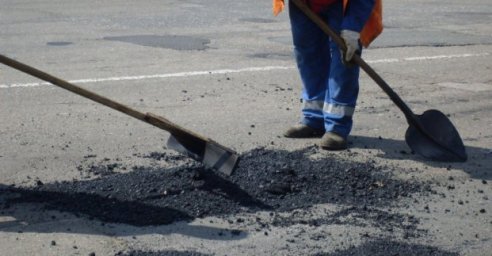 В Харькове приступили к ремонту дорог