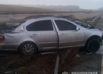 ДТП: молодой парень на рассвете протаранил отбойник (ФОТО)