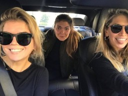 Как близняшки: Вера Брежнева показала фото с сестрами