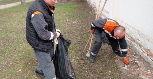 Сотрудники &laquo;Теплосетей&raquo;, не занятые ремонтом, вышли на субботник