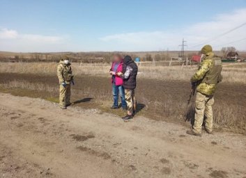 Нарушители на Lexus тайными тропами ехали в Россию