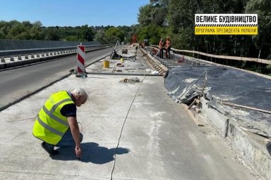 Продолжаются работы на мостах дороги Чугуев - Меловое