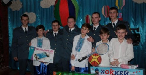Детей из городского реабилитационного центра поздравили с наступающими праздниками