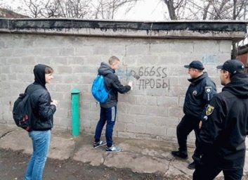 Суд разрешил выйти под залог двум наркоторговцам, изгадившим харьковские многоэтажки рекламой наркот