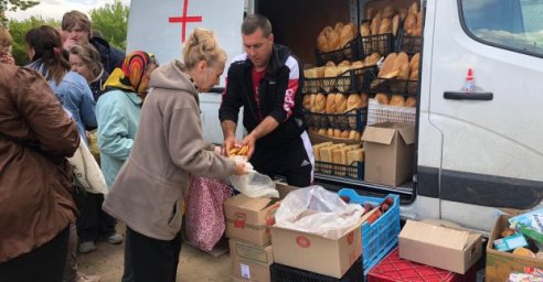 Во всех районах города продолжают раздавать гуманитарную помощь