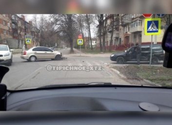 ДТП: водители разбили машины на перекрестке (ФОТО)