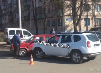 На парковке возле многоэтажки Renault въехал в Volkswagen (ФОТО)