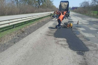 Дорожники Харьковщины продолжают освобождать обочины от поврежденного транспорта и ликвидировать ямк