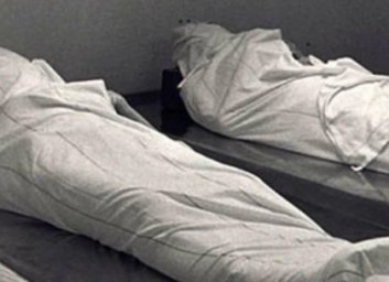 Зловонная жидкость с потолка: в квартире сверху неделю лежали трупы