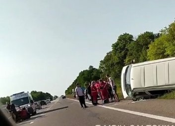 ДТП: на трассе перевернулся микроавтобус (ВИДЕО)