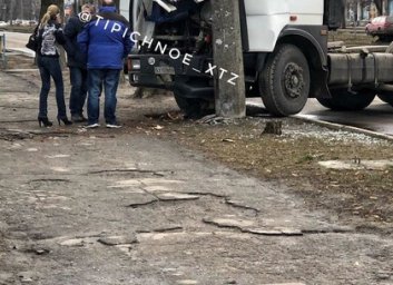 ДТП: фура крепко поцеловала столб (ФОТО)