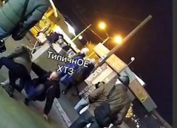 Кровь на асфальте: драматический финал драки возле метро (ВИДЕО)