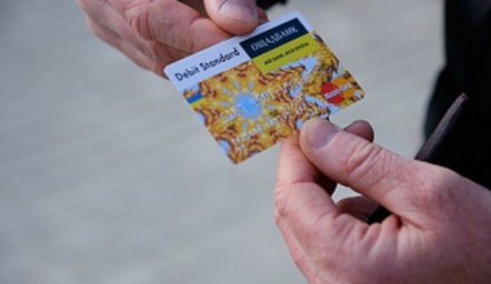  &laquo;Ощадбанк&raquo; с 1 сентября прекращает выплату пенсий и пособий: кого коснется 