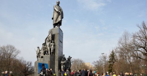 Харьковчане возложили цветы к памятнику Тарасу Шевченко