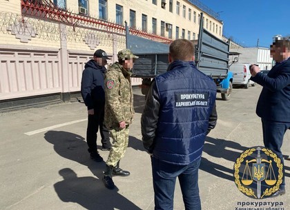 Сотрудник колонии, который сбывал наркотики заключенным, предстанет перед судом