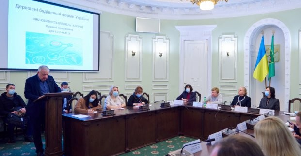 В поликлиниках людей с нарушением зрения будут сопровождать медработники