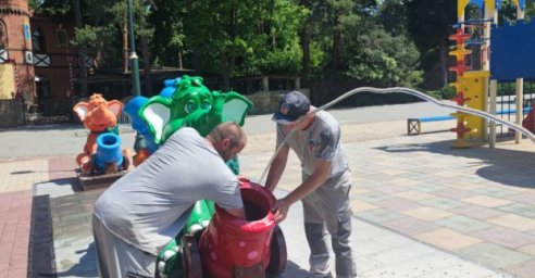 В парке Горького убирают последствия обстрелов