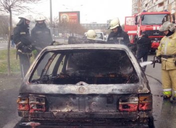 Внезапно вспыхнул во время движения: пожар в иномарке на харьковской магистрали (ФОТО)