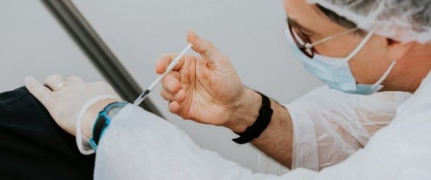  Минздрав упростил доступ подростков к COVID-вакцинации 