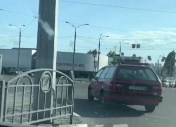 На бойком перекрестке бросили иномарку (ВИДЕО)