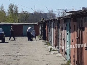 Карантин нипочем: В Харькове заработала парикмахерская под открытым небом (ФОТО)