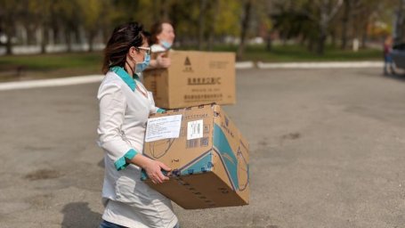 Медицинским учреждениям области передали очередную партию оборудования и средств индивидуальной защи