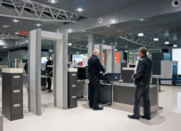 Африканца, разыскиваемого Интерполом, задержали в харьковском аэропорту (ФОТО)