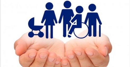 Социальные работники доставляют гуманитарную помощь пожилым харьковчанам