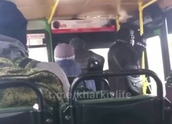 ВИДЕО: Набросилась с кулаками на водителя, за то что не остановил маршрутку (Соцсети)