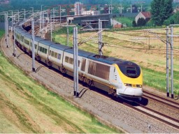 В Лондоне мужчина столкнул двух человек под поезд