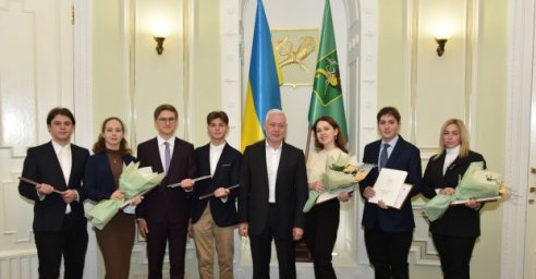 Игорь Терехов наградил стипендиатов Президента