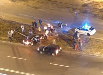 На Клочковской пьяный водитель на BMW снес фонарь