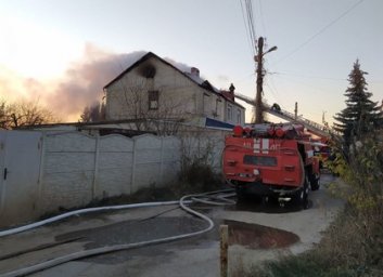 ФОТО: Средь бела дня в гараже на Журавлевке сгорел автомобиль &ndash; ГСЧС