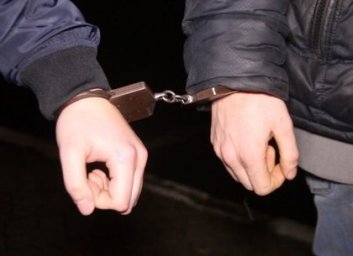 10 лет за решеткой: суд вынес приговор вору, который напал на пожилую женщину, которая застала его н