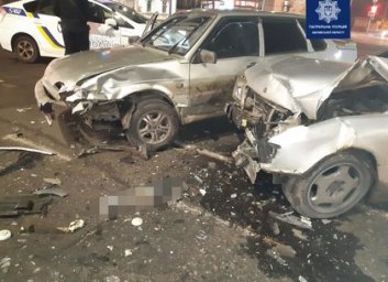 На Киевской ВАЗ и Mercedes не поделили дорогу (ФОТО)